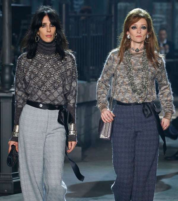 السراويل الواسعة مع الكنزات الصوفية القصيرة من مجموعة CHANEL Metiers D'art 2015