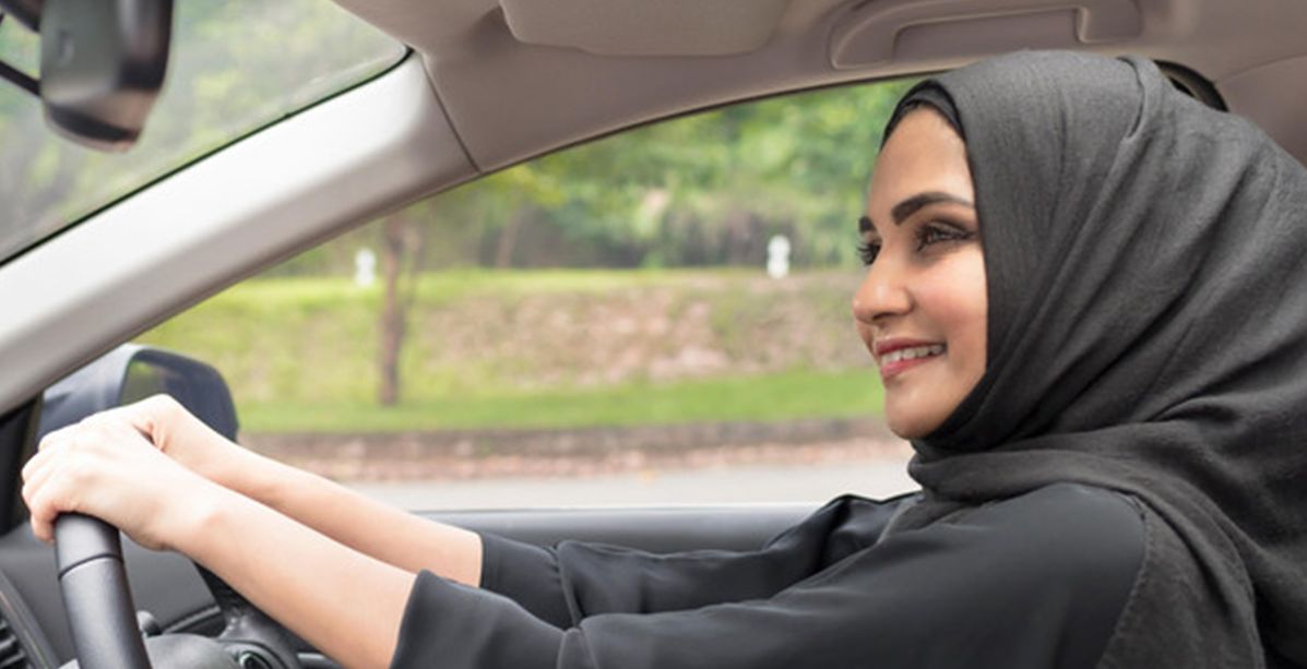 المرأة السعودية رسمياً خلف المقود بعد أقل من 72 ساعة، لكن المحاولة الآن تكلف غالياً!