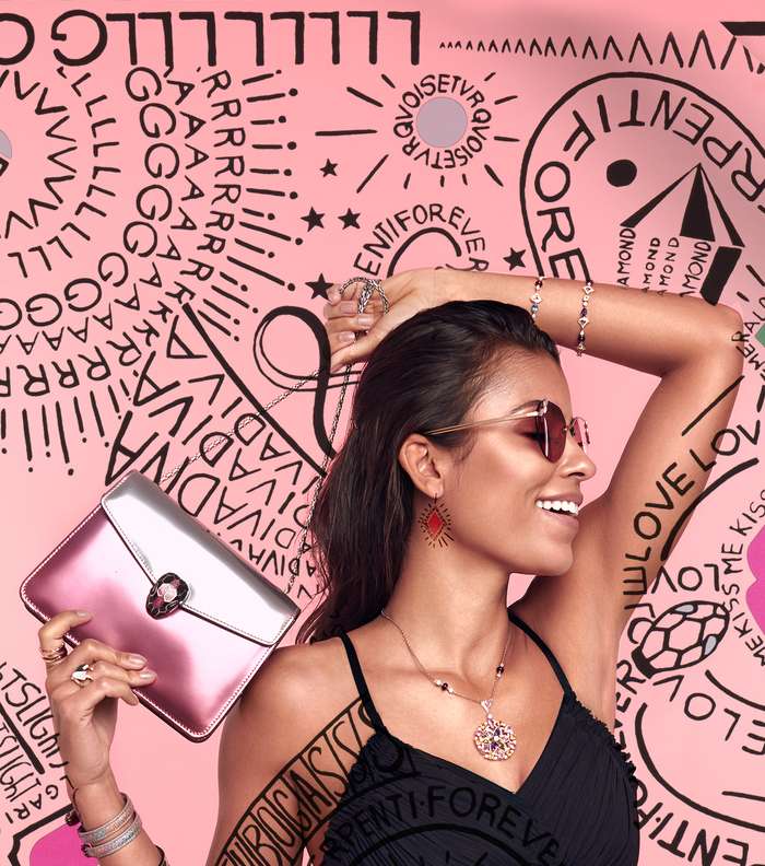 فستان من فيكتوريا بيكهام باللون الكحلي من Boutique1 ومجوهرات واكسسوارات من بولغري