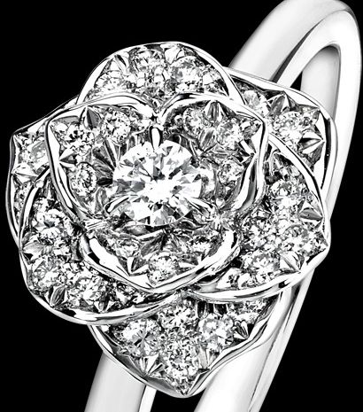 خاتم الماس على شكل زهرة من بياجيه