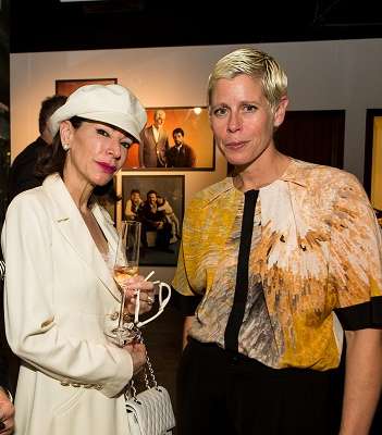 Mr. and Mrs. Cantonnet و Rebecca Devos يتفلون مع Berluti