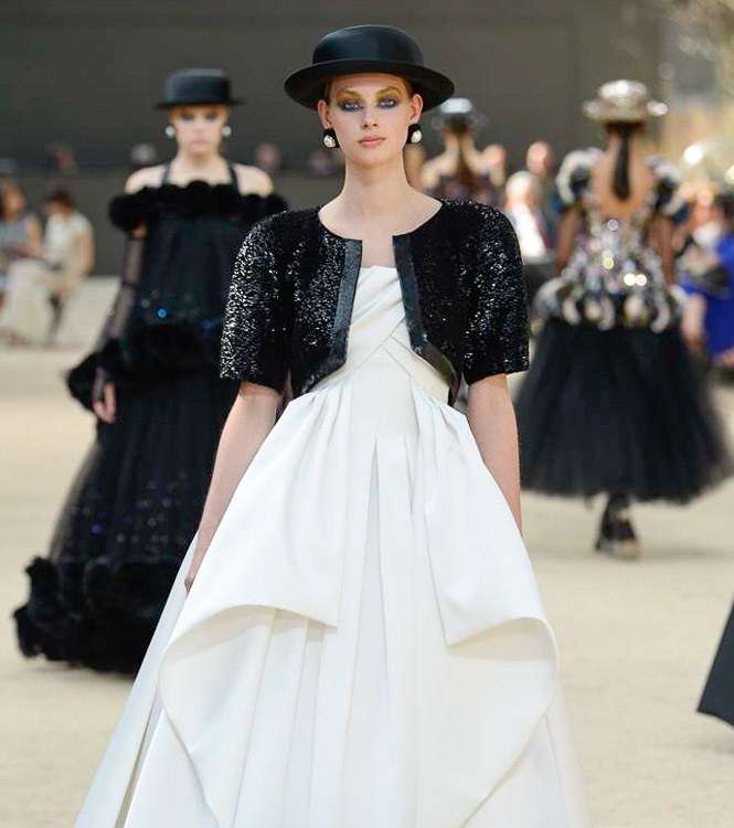 فستان منفوخ بطول متوسط مع الدانتيل تحته والسترة القصيرة معه من CHANEL