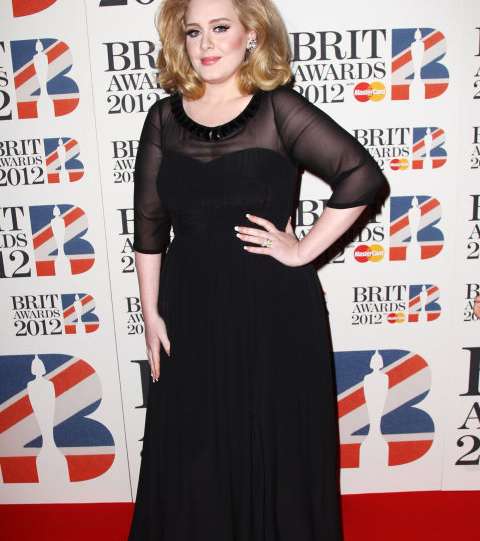 اديل بفستان من بربري مع اكمام شفافة في حفل الـ Brit Awards 2012