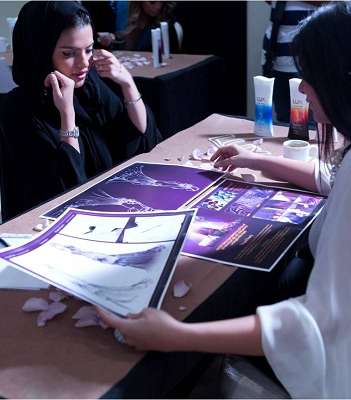 دانا حمدان تساعد المشتركات في التصميم