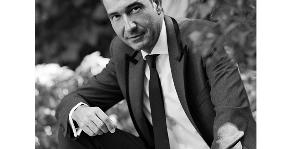 مقابلة مع ايلوي مارتينيز حول المصمم العالمي هوبير دو جيفنشي