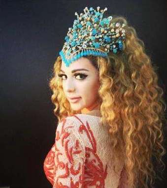 ميريام فارس اعتمدت الآيلاينر الكثيف كعادتها 