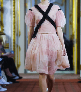 موضة الفساتين الناعمة من Simone Rocha لصيف 2016