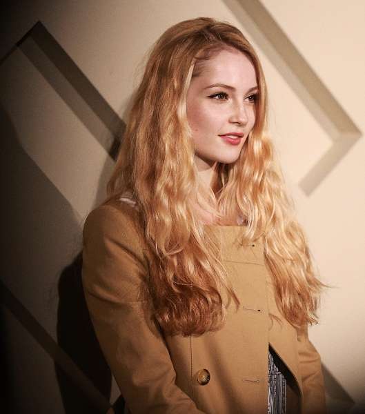 الرائعة Hannah Dodd تتألّق في حفل Burberry 