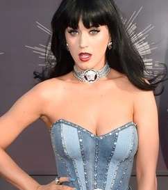 كايتي بيري تخطئ في اختيار فستانها لحفل MTV Video Music Awards