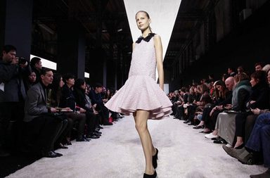 بالصور، أبرز وأجمل الفساتين من تصميم Giambatista Valli
