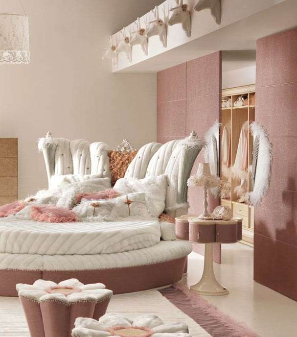 غرفة نوم نسائيّة تشبه غرف الأطفال