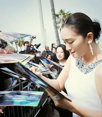 وقّع النجوم على صورتهم خلال مهرجان سبيريت اواردز للسينما المستقلة