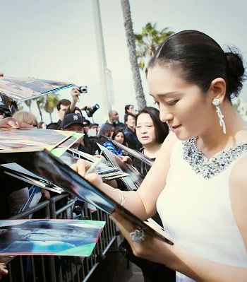 وقّع النجوم على صورتهم خلال مهرجان سبيريت اواردز للسينما المستقلة