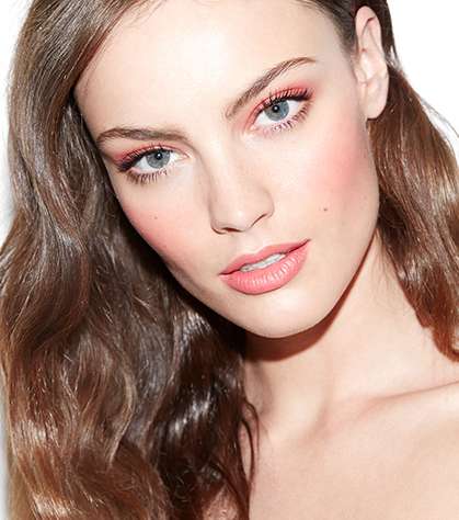 الوردي..لإطلالة ماكياج ربيع كلاسيكية حيويّة 