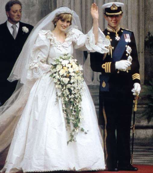 فستان زفاف الليدي ديانا الذي أبهر العالم، والذي حمل توقيع ديفيد وإيزابيل إيمانويل 