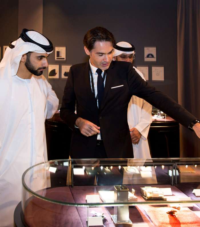 سمو الشيخ منصور يزور معرض Van Cleef and Arpels