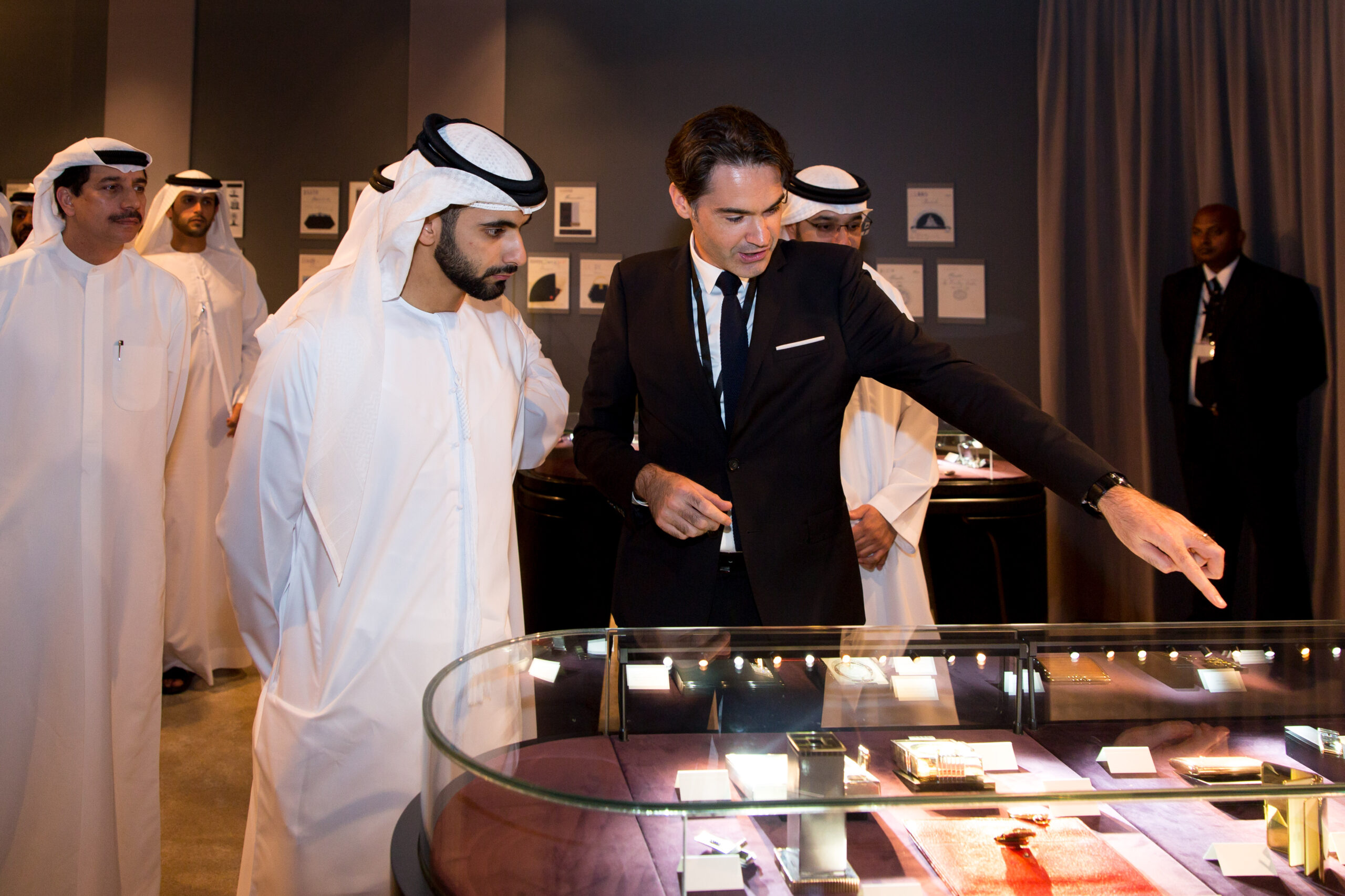 سمو الشيخ منصور يزور معرض Van Cleef and Arpels