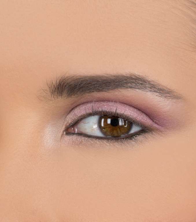  البنفسجي الفاتح عند الجفن العلوي لتكبير العينين