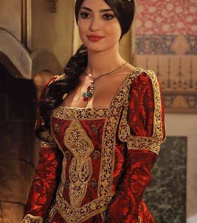 الأميرة ايزابيلا بفستان أحمر