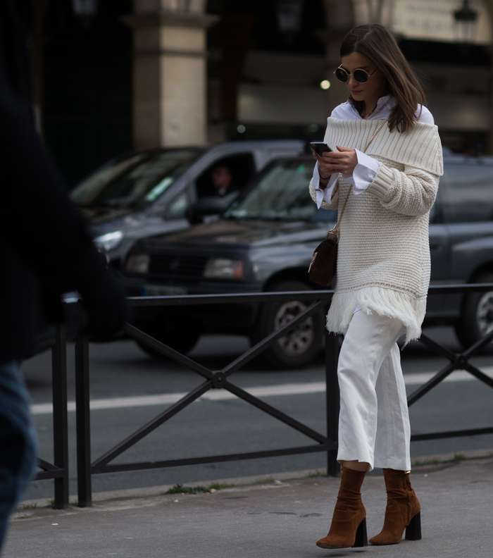 إطلالة بموضة المونوكروم في شوارع باريس في اليوم الثالث من أسبوع الموضة