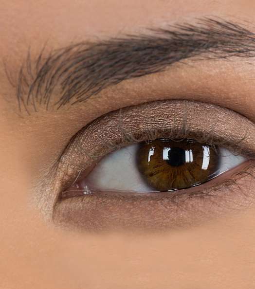 النيود تحت العينين لتأثير دراماتيكي أنيق 