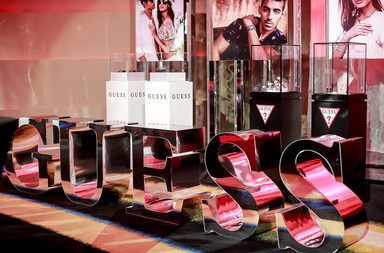 تعرفي على حدث إحتفال علامة Guess بمناسبة مرور 35 عاماً على انطلاقها