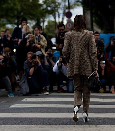 بدلة مقلمة أنيقة وراقية  في شوارع باريس في اليوم الرابع من أسبوع الموضة