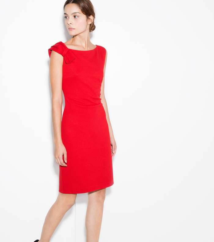 الفستان الكلاسيكي باللون الأحمر