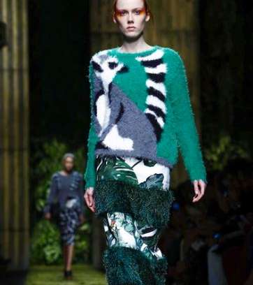 موضة الكنزة من الفرو والمطبعة بالرسومات من ماكس مارا لصيف 2017