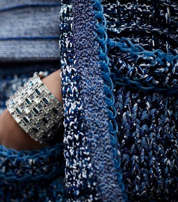 السوار العريض من CHANEL باحجار تشبه المرايا لصيف 2017
