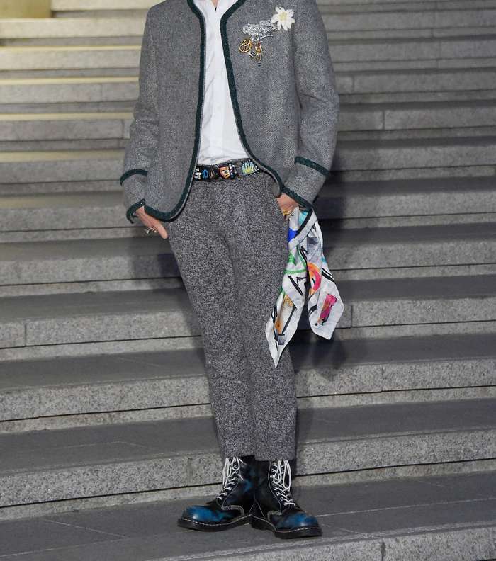 G-DRAGON يتالق بجاكيت صوفية من توقيع CHANEL من مجموعة الكروز 2016