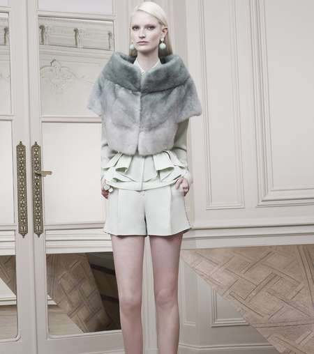 اختاري أجمل تصاميم إيلي صعب من مجموعة Resort 2015