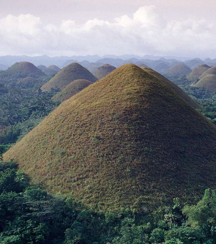 تلال الشوكولاته في الفيليبين، 50 كم مربّع فيها 1270 تلة متراصّة فوق بعضها، مغطاة بالحشائش ولكنّها تتخذ لون الشوكولاته في الفصول الجافة. 