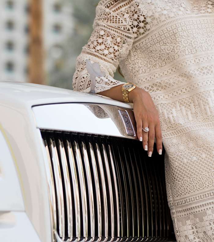 رمز Spirit of Ecstasy يضيء في المساء
