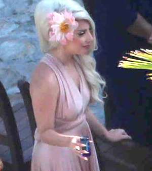 ليدي غاغا ترتدي فستانًا كلاسيكيّا أنيقًا