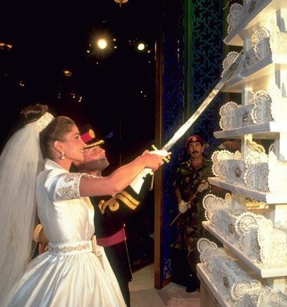 العروسان يقطعان كعكة الزفاف الضخمة