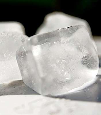 مكعبات الثلج رائعة لبشرة حيوية في الصيف