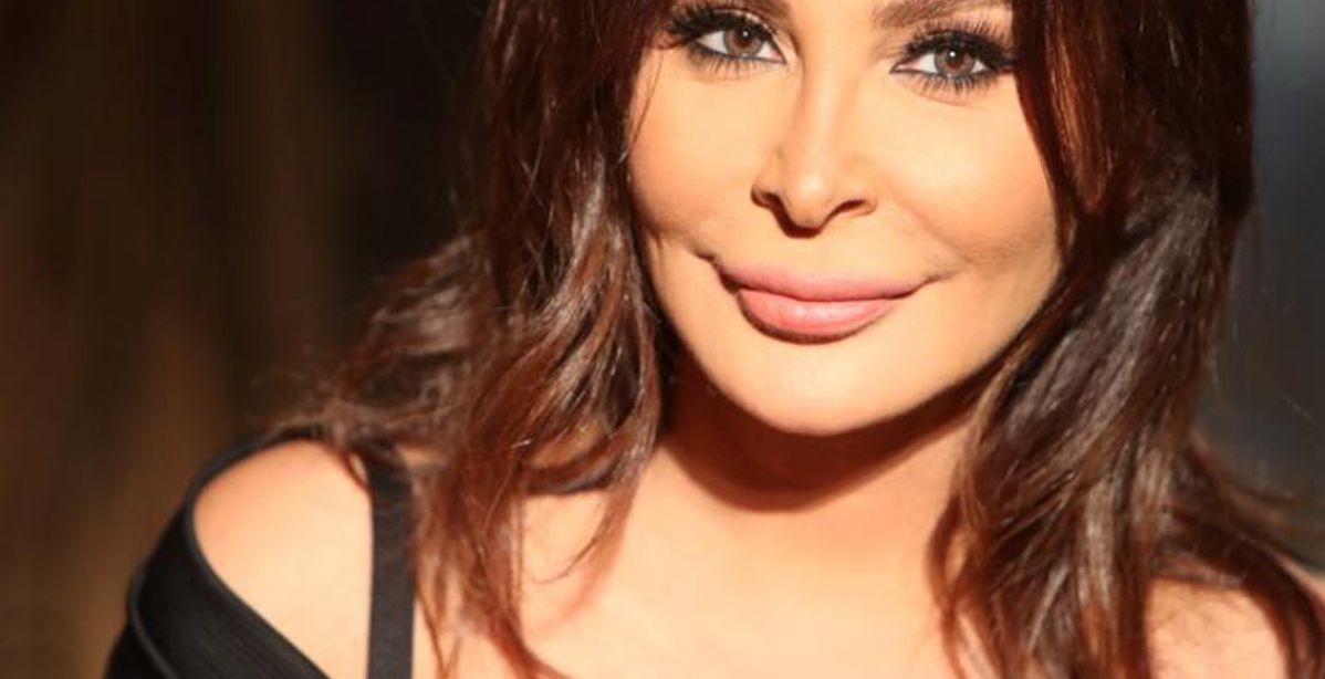 صور سيلفي لنجمات أخطأن في نشرها!