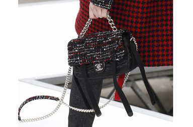 حقيبة CHANEL الكلاسيكية التويدية من مجموعة شتاء 2018