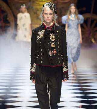 اعتمدي هذا الموسم موضة داكيت الدنيم بالاسلوب العسكري من دولتشي اند غابانا