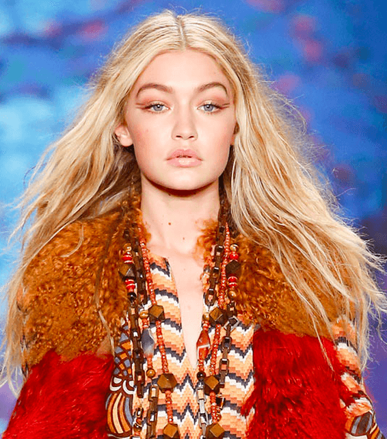 أسلوبا ماكياج مختلفان خلال عرض Anna Sui  النيويوركي لصيف 2016