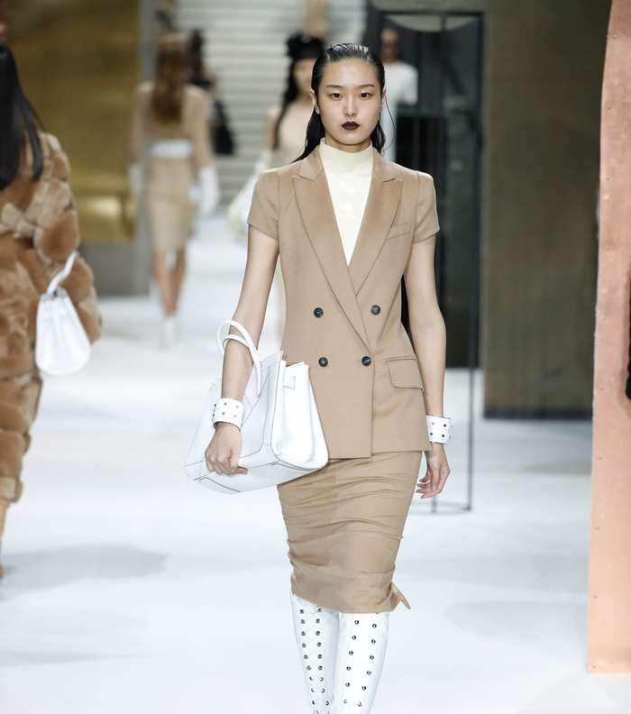 التايور بموضة النيود مع الحذاء طويل الساق بالشرائط من مجموعة ماكس مارا ما قبل خريف 2017