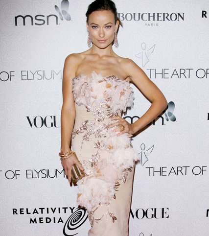 إختاري الفساتين متوسطة الطول ومزيّنة بالورود