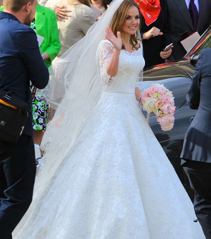 جيري هالويل بفستان أبيض كلاسيكي بتوقيع Phillipa Lay