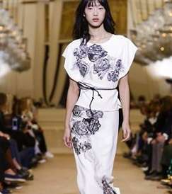 الرقي والأناقة مع أزياء دار Roland Mouret لصيف 2016