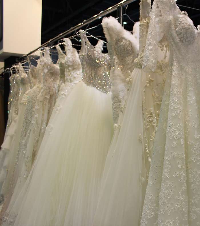 الفخامة عنوان بارز لفساتين زفاف معرض العروس دبي 2015