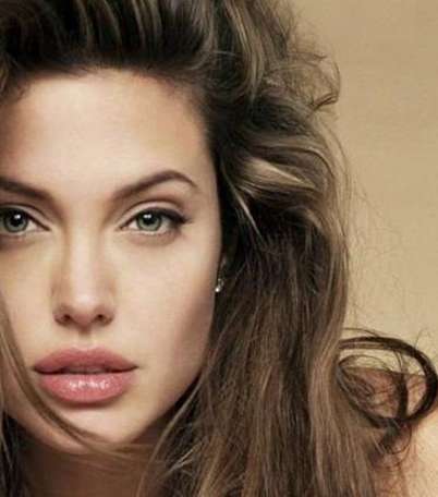 انجيلينا جولي تتالّق بشعرها العفوي