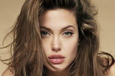 انجيلينا جولي تتالّق بشعرها العفوي