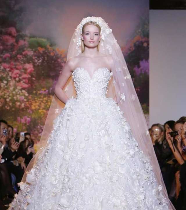فستان زفاف مزيّن بالورود