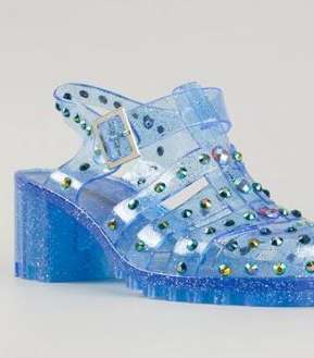 ارتدي هذا الصيف الصنادل البلاستيكية مع الكعب العريض Jelly shoes